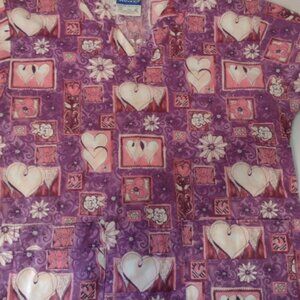 Scrub Wear Women's Size Medium Scrub Top Purple Pink Hearts Flowers. (R1)